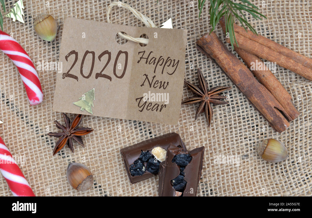 Bonne année 2020 écrit sur un carton avec des épices et des aliments dans la décoration de Noël Banque D'Images