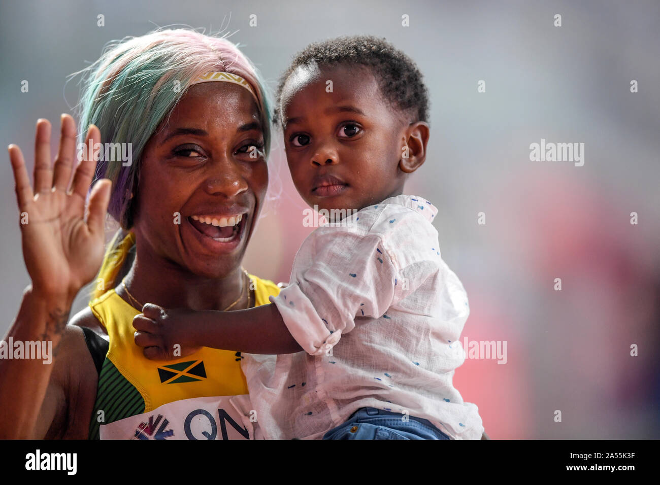 Shelly-Ann Fraser-Pryce (Jamaïque) célèbre sa médaille d'or au 100 mètres avec son bébé. Championnats du monde d'athlétisme de l'IAAF, Doha 2019 Banque D'Images