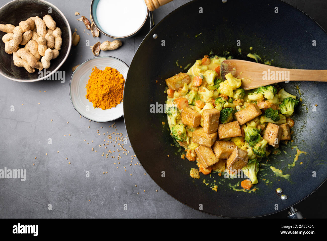 Tofu sauté au wok avec des légumes et sauce satay. Vue d'en haut Photo  Stock - Alamy