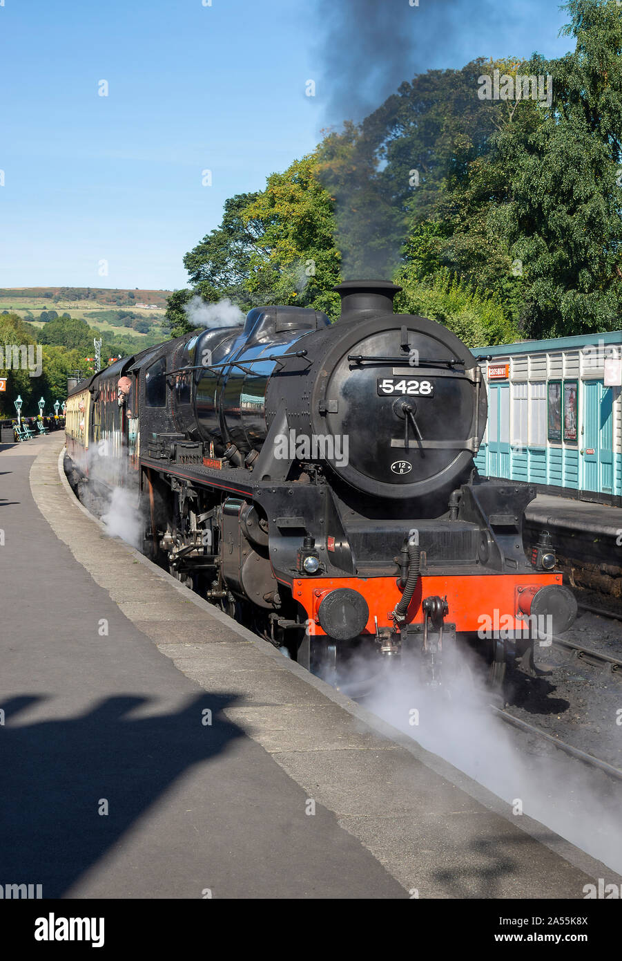 La locomotive à vapeur NYMR Stanier Black 5 Eric Treacy tirant un train de voyageurs à la gare de Grossmont North Yorkshire England Royaume-Uni Banque D'Images