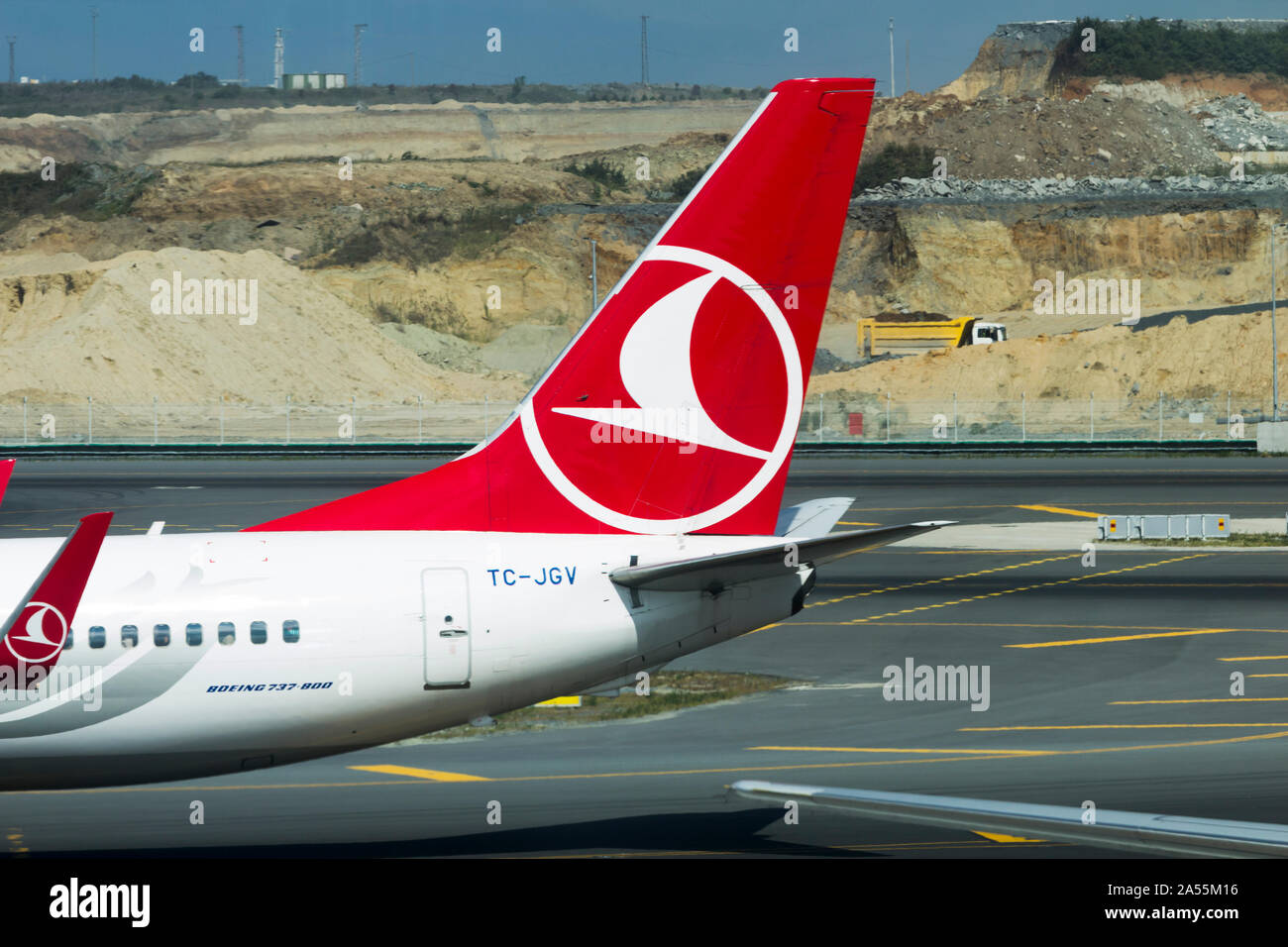 L'Aéroport International d'Istanbul, Turquie, Août 11th, 2019 : Turkish Airlines jet TC-JGV sur la piste et en cours de construction dans l'arrière-plan. Banque D'Images