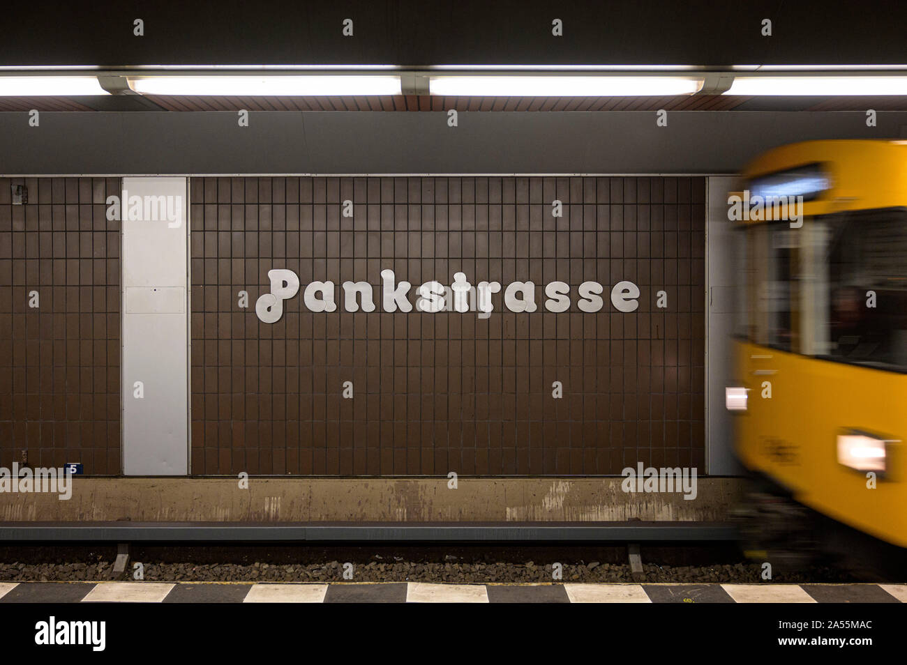Berlin. L'Allemagne. Métro Pankstrasse, sur la ligne U8 utilise la police Octopuss, conçue par Colin Brignall en 1970. Métro Pankstraße U-Bahnhof (U-Bahn (métro) Banque D'Images