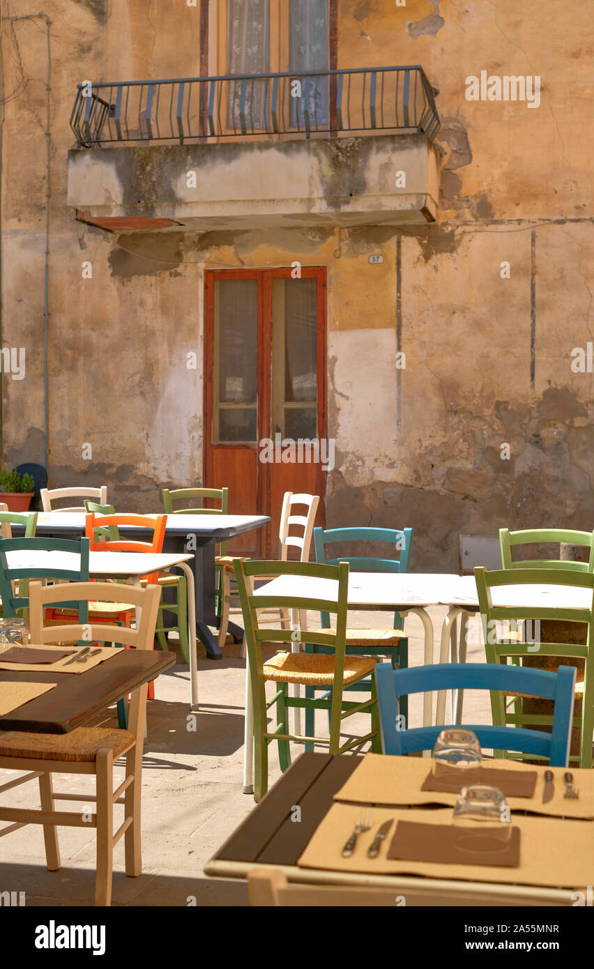 Café à l'extérieur des tables dans la pittoresque ville de Bosa dans la province d'Oristano, sur la côte ouest de la Sardaigne Italie Europe Banque D'Images