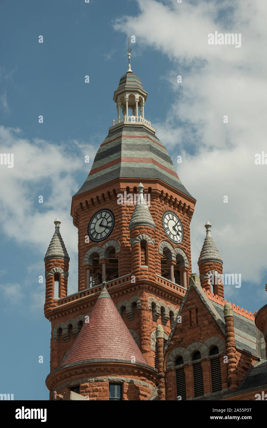 Partie supérieure de l'ancien palais de justice du comté de Dallas, affectueusement connue localement sous le nom de l'ancien palais rouge, maintenant un musée au centre-ville de Dallas, Texas Banque D'Images