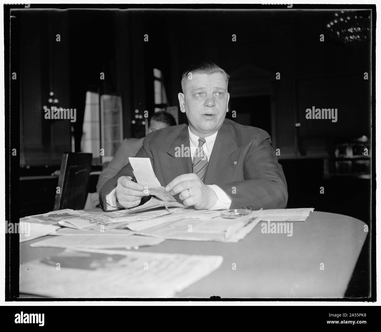 Invités à rejoindre le bund. Washington, D.C., le 5 novembre. Bernhard Hofmann, Milwaukee Radio Vendeur et chef de la Fédération des sociétés germano-américain du Wisconsin, a déclaré aujourd'hui devant le comité de la Chambre sur les activités antiaméricaines que George Froboese Bund germano-américain, chef, une fois que l'ont instamment prié de rejoindre le Bund les efforts visant à changer la forme de gouvernement ici Banque D'Images