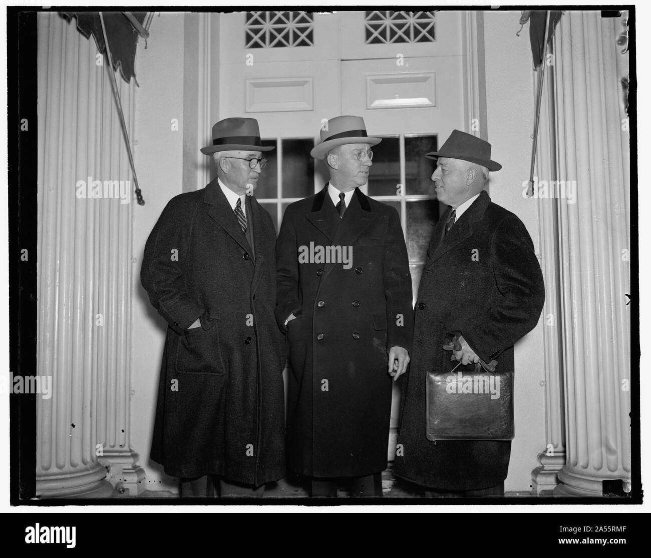 Les opérateurs rencontrez Roosevelt. Washington, D.C., 11 janvier. Le président Roosevelt et les opérateurs privés de l'Ouest ont examiné aujourd'hui l'élimination de la duplication et de l'utilitaire de création de la confiance des investisseurs dans l'industrie, le Président s'est entretenu avec, de gauche à droite : John Carpenter, président de la Texas Light and Power Co., Dallas, au Texas. Banque D'Images