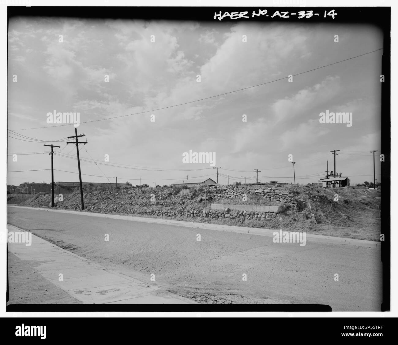 Voir à la direction NORD-OUEST VERS SUD-EST DU RÉSERVOIR DE DÉCANTATION N° 3. L'ANGLE SUD-OUEST DE RÈGLEMENT NO 1 DU RÉSERVOIR EST À L'EXTRÊME GAUCHE. Le FILTRE À SABLE LENT BLAISDELL Lave-linge EST VU À LA DROITE. La SOUTHERN PACIFIC RAILROAD RÉSERVOIR EST VISIBLE SUR L'HORIZON À GAUCHE. JONES STREET EST AU PREMIER PLAN. Yuma - Rue principale usine de traitement de l'eau, Jones Street à pied de la rue Main, Yuma, Yuma, AZ Comté Banque D'Images