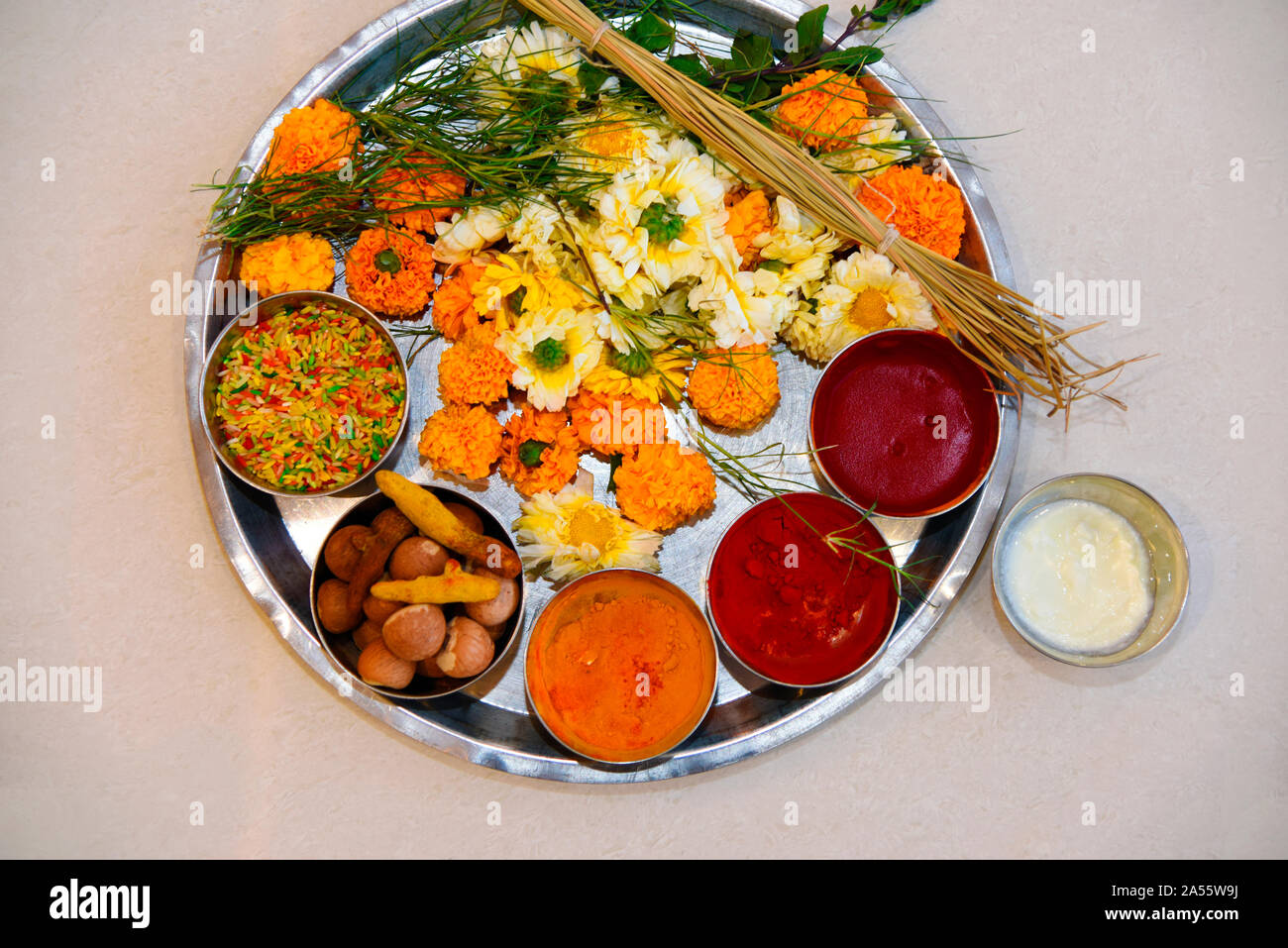 Une pouja thali préparé au cours de l'Grahamak puja rituel dans le Maharashtra, Inde Banque D'Images