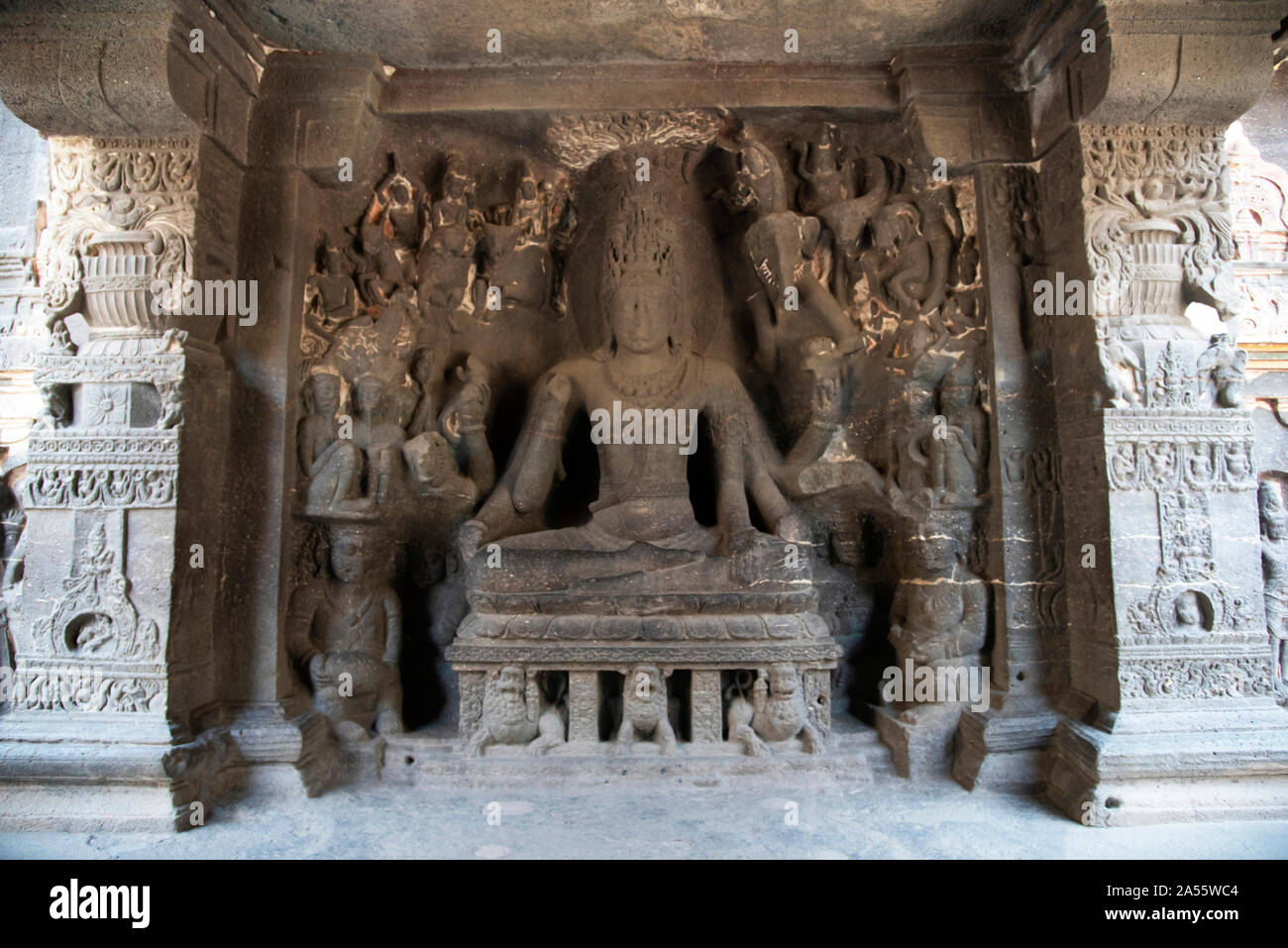 Cave 16 : immense statue du dieu Shiva sculpté dans la pierre, Kailasnatha Temple, les grottes d'Ellora à Aurangabad, Maharashtra, Inde Banque D'Images