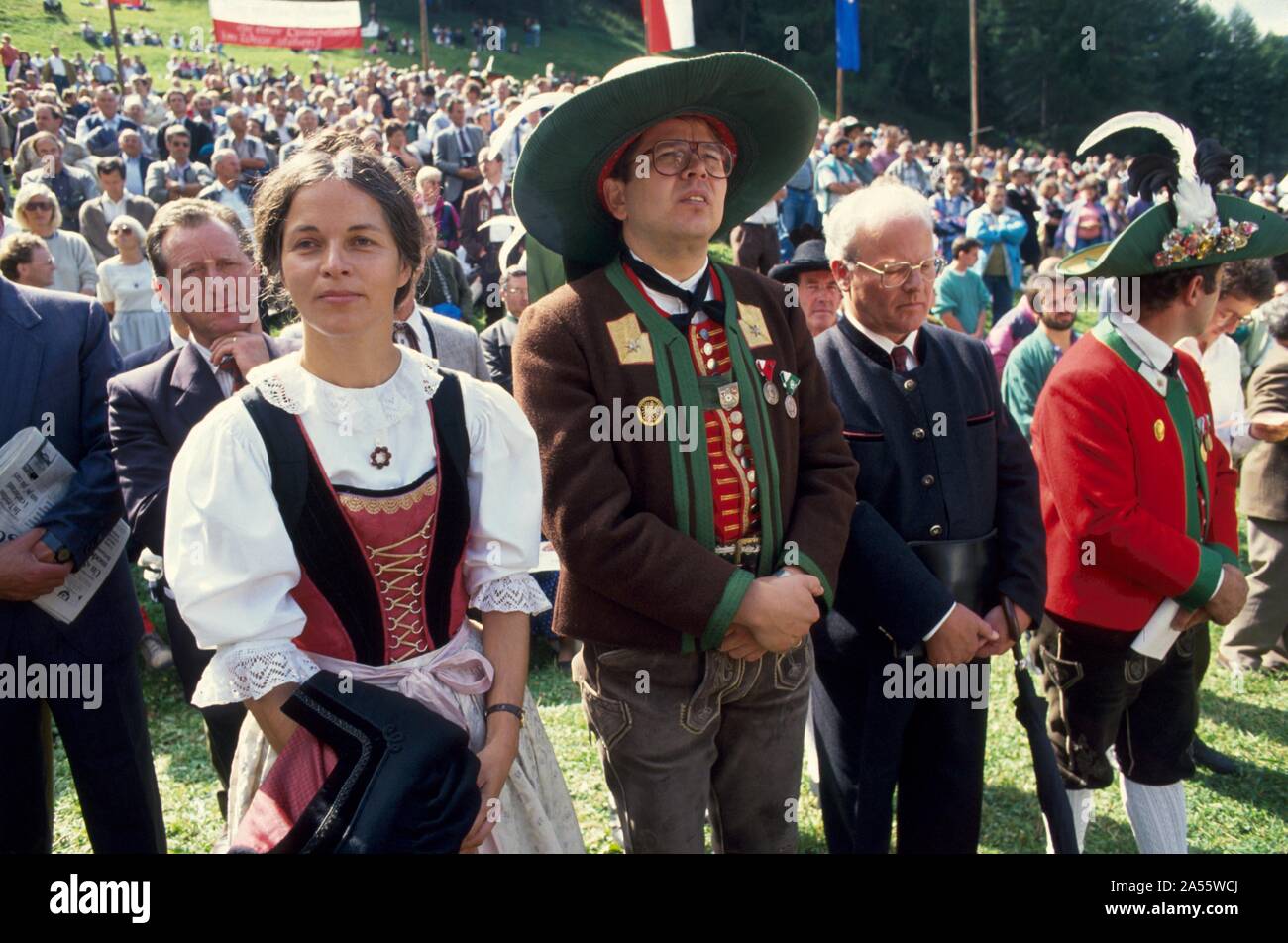 Rassemblement de Tyrol du Sud et indipendentists Schützen groupe paramilitaire au col du Brenner entre l'Italie et l'Autriche, le leader du mouvement Eva Klotz (1998) Banque D'Images