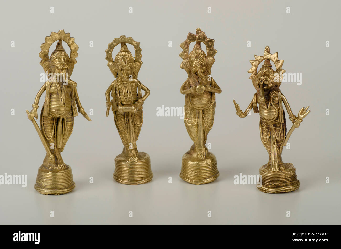 Quatre idoles de Seigneur Ganesh l'utilisation d'instruments de musique en laiton sur le fil par tribal artistes de l'état d'Orissa, en position debout Banque D'Images