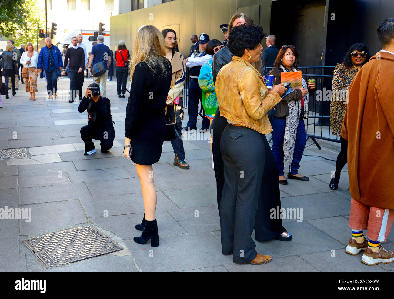 Posant dehors pour des photos à la London Fashion Week, 2019. Banque D'Images