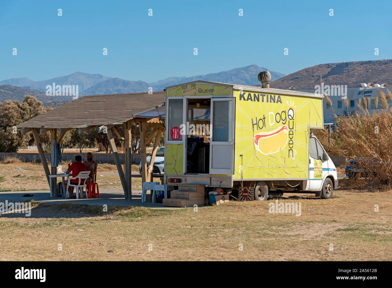 Gouves, Crète, Grèce. Oct 2019. Hot-dog et burger van à Kato Gouves, une ancienne base aérienne militaire américaine près de Herkalion. Aujourd'hui une célèbre station balnéaire Banque D'Images