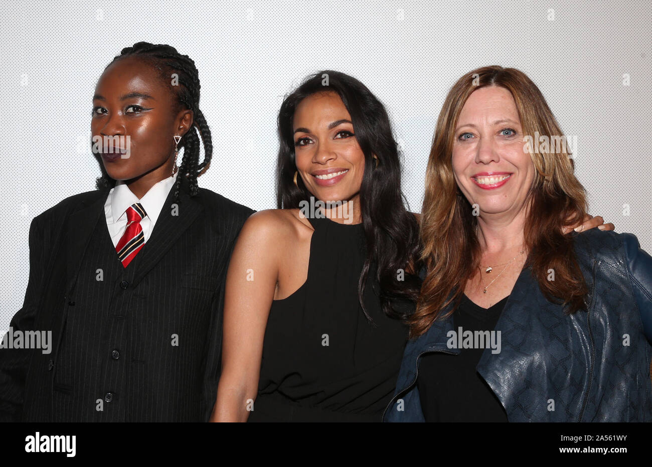 Los Angeles, Ca. 17 Oct, 2019. Rosario Dawson, Nana le Ghana, Kirsten Schaffer, à l'augmentation de la femme Premiere et Discussion de groupe au Saban Theatre de Los Angeles, Californie le 17 octobre 2019. Credit : Faye Sadou/media/Alamy Punch Live News Banque D'Images