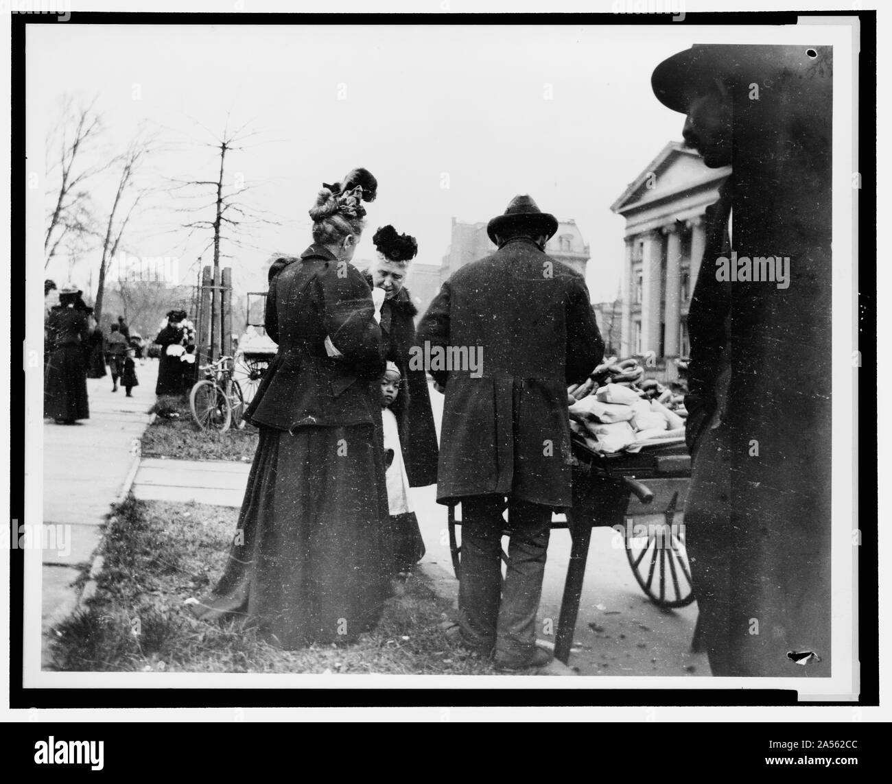 Vendeur et panier près de la Maison blanche au cours de l'œuf rolling Banque D'Images