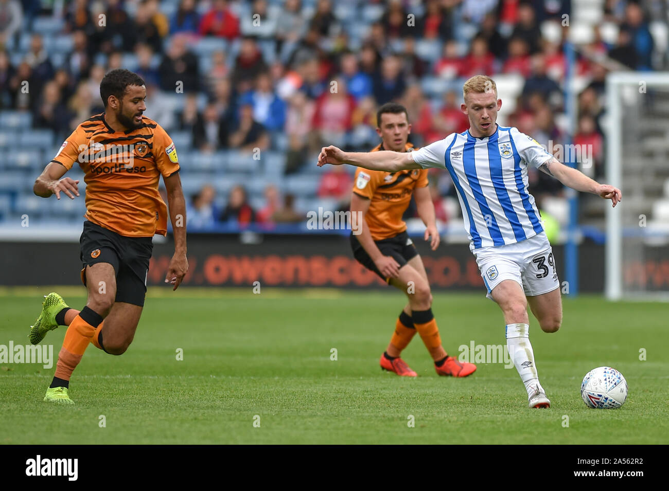 5 octobre 2019, John Smith's Stadium, Huddersfield, Angleterre ; Sky Bet Championship, Huddersfield Town v Hull City:Lewis O'Brien (39) de Huddersfield Town s'aligne une longue série d'efforts.Credit : Dean Williams/News Images Banque D'Images