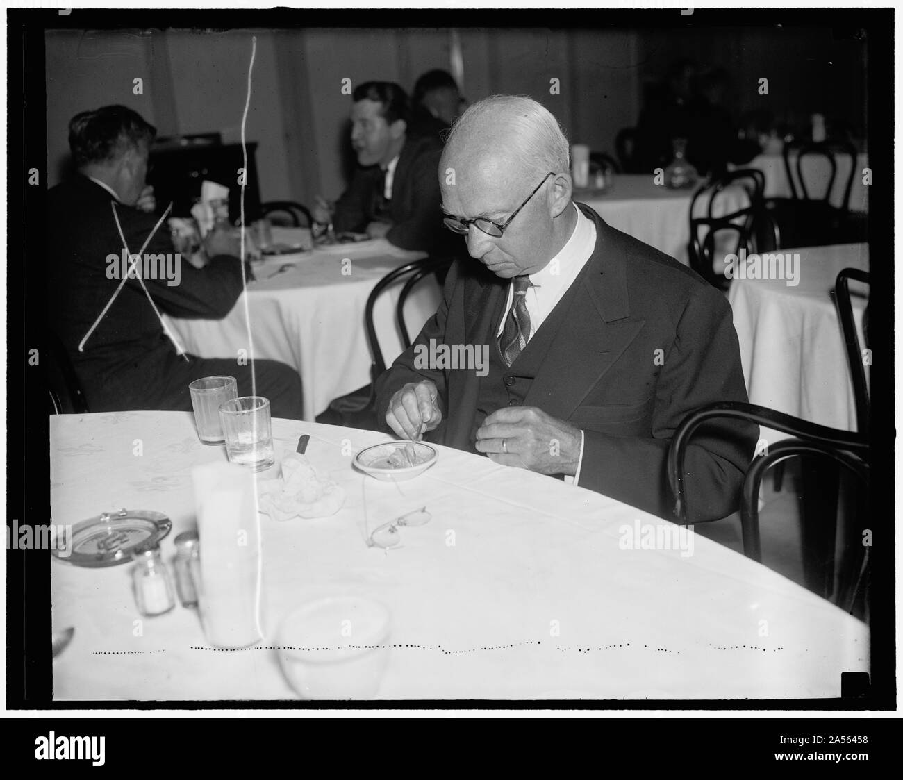 Sénateur du Vermont, une glace fiend. Washington, D.C., le 23 décembre. Le sénateur Ernest W. Bigson, républicain de New York, en tête de son déjeuner avec une plaque de glace. C'est son favori sweet Banque D'Images