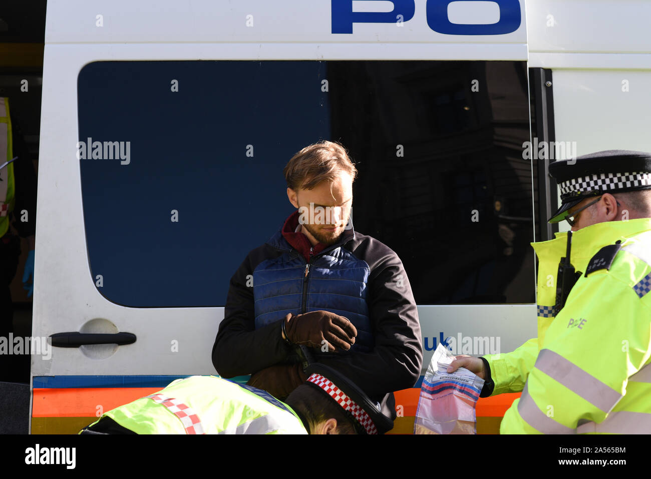 Londres, Royaume-Uni. 18 Oct, 2019. A rencontré les agents de police rechercher un militant du changement climatique dans les menottes à Londres Oxford Circus. Crédit : Kevin Shalvey/Alamy Live News Banque D'Images