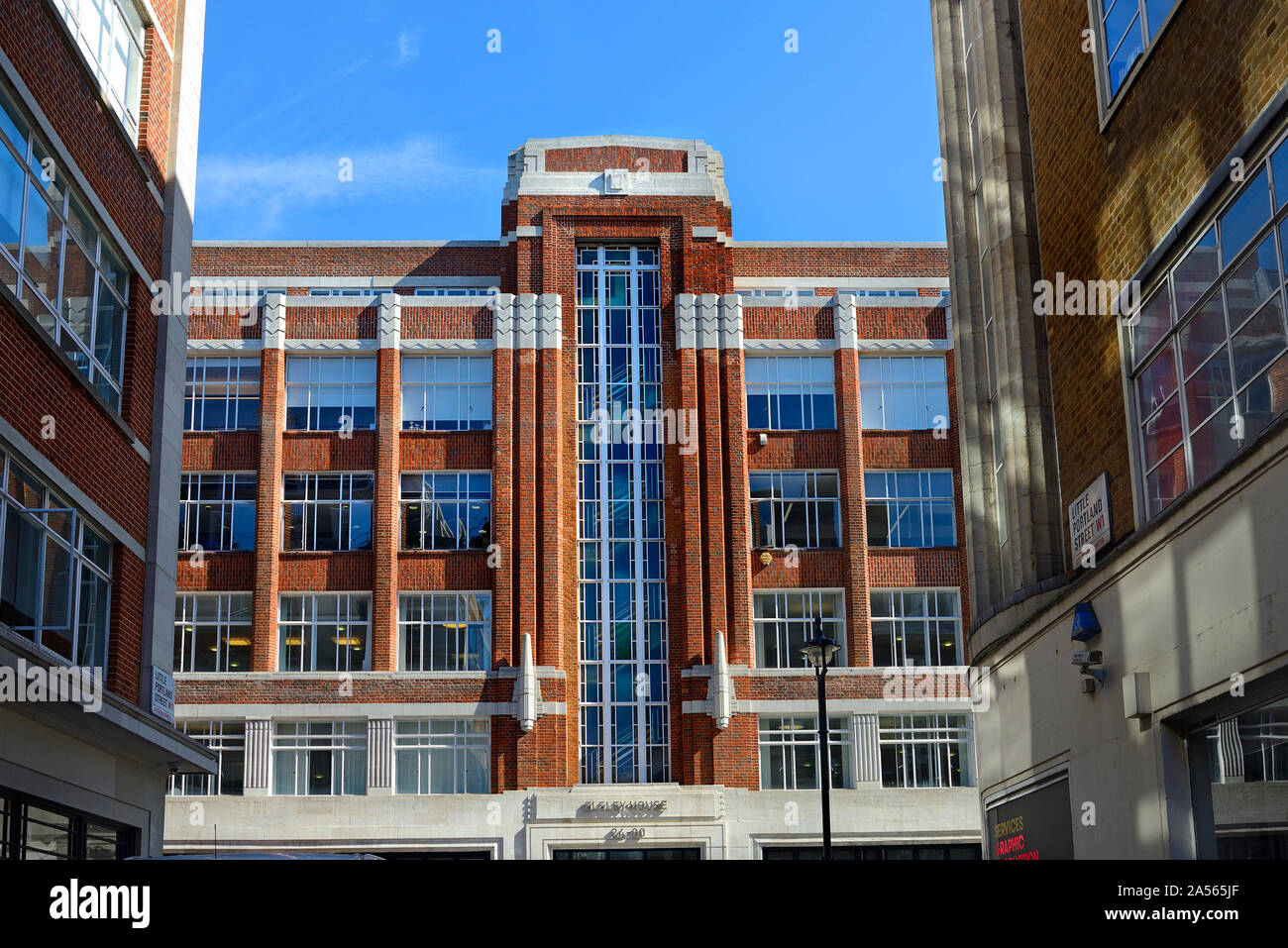 Londres, Angleterre, Royaume-Uni. Elsley Chambre Art déco des années 1930 - immeuble de bureaux à 20-30 Great Titchfield Street Banque D'Images