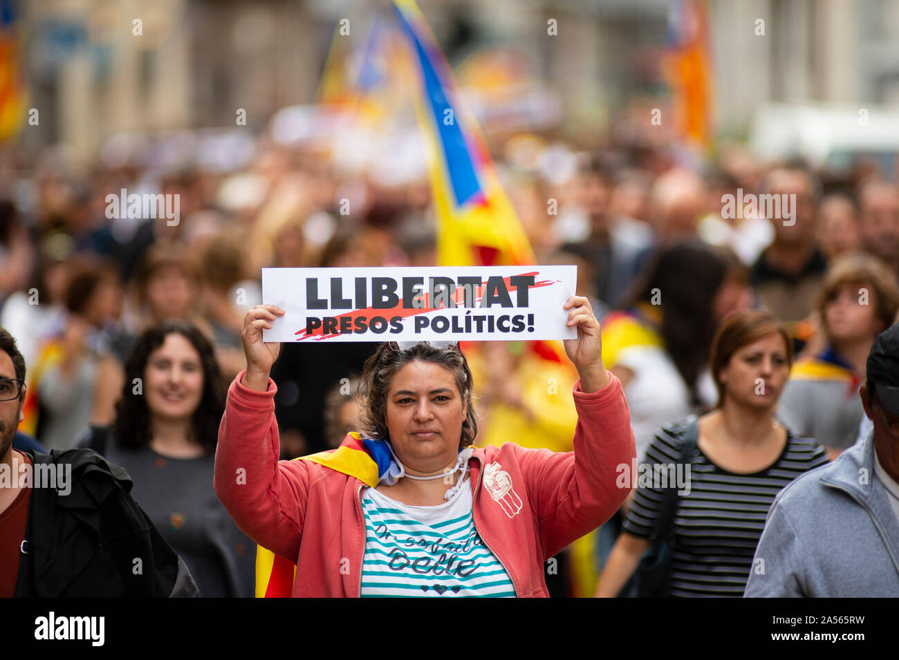 18 octobre 2019 Madrid, Espagne. Les manifestants se rassemblent à la Rambla Figueres Catalogne pendant la grève. Le début des manifestations en réponse à l'emprisonnement de jusqu'à 13 ans de prison que la Cour suprême cour d'imposer à la faveur de l'indépendance catalane dirigeants qui ont essayé de se détacher de l'Espagne en 2017 Pablo Guillen/Alamy Banque D'Images