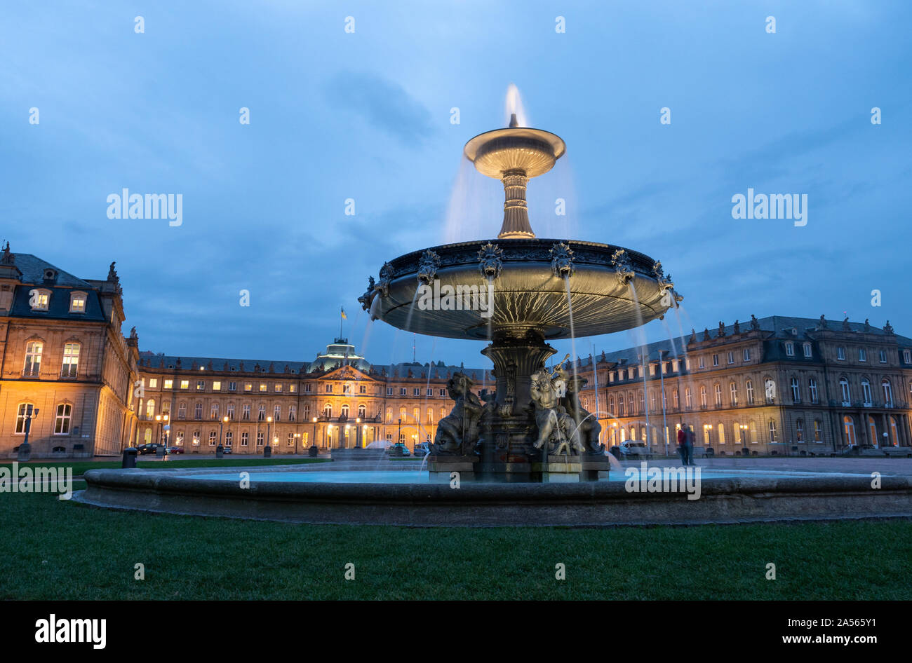 Stuttgart, Allemagne, le 15 octobre 2019, fontaine illuminée au nouveau Palais, Neues Schloss en allemand de Stuttgart, dans le centre-ville ville à Schlossplatz ou P Banque D'Images
