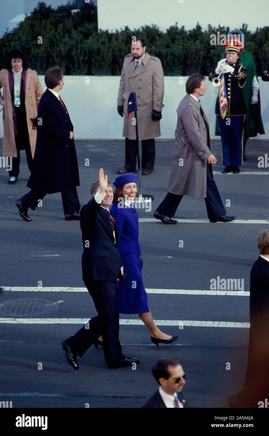 Vice-président Dan Quayle et deuxième Dame Marilyn Quayle marche Pennsylvania Avenue le jour de l'investiture, le 20 janvier 1989, Washington, D.C. Banque D'Images