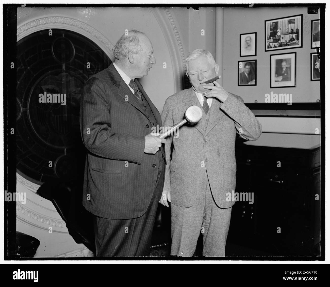 Vice-président obtient un autre marteau. Washington, D.C., le 25 mars. Un autre marteau à ajouter à cette collection a été présenté au Vice-président Garner aujourd'hui par le sénateur Pat Harrison du Mississippi. De cèdre de l'Église, la maison de Jefferson Davis à Biloxi (Mississippi), le maillet est un présent de la part des citoyens de cette ville, 3/25/38 Banque D'Images