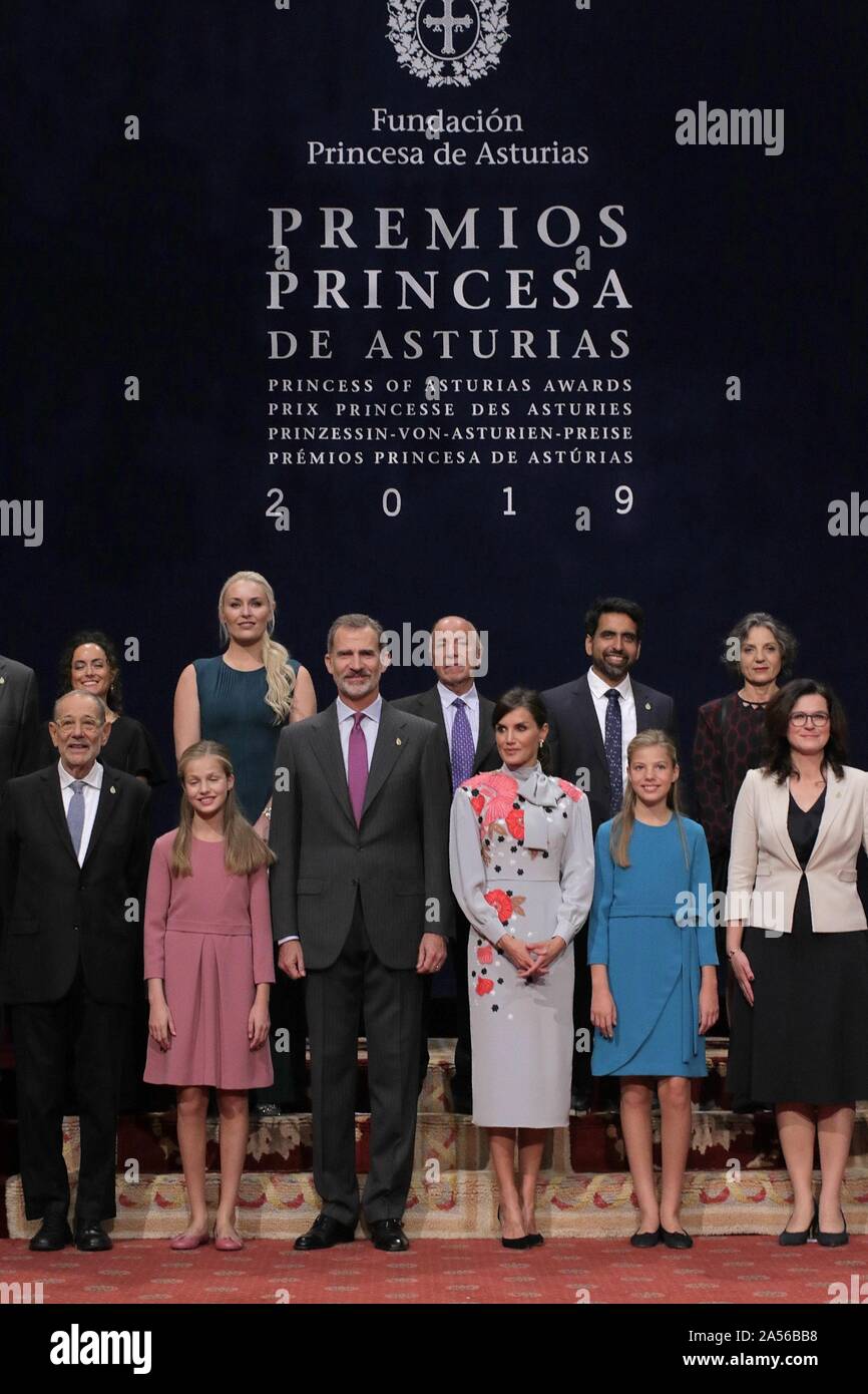 Oviedo, Espagne ; 10/18/2019.- La cérémonie d'Previus de la Princesse des Asturies Awards de l'Espagne qui est la première fois et le premier acte officiel de la princesse Leonor, le roi Felipe VI accompagné par la Reine Letizia et ses filles Leonor de Princesse des Asturies et de l'infante Sofia. Ils reçoivent les prix en audience et recevoir un code pin de la princesse Leonor à la Reconquista hôtel dans la ville de Oviedo.Les gagnants sont : Peter Brook Arts Award, Musée du Prado et de la Communication Prix en sciences humaines, Salman Khan la coopération internationale Award, prix du mérite sportif Lindsey Vonn, Alejandro Portes Sc Sociale Banque D'Images