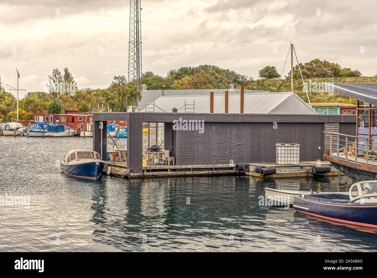 Une péniche moderne et d'autres bateaux dans le port du sud de Copenhague, 12 Octobre 2019 Banque D'Images
