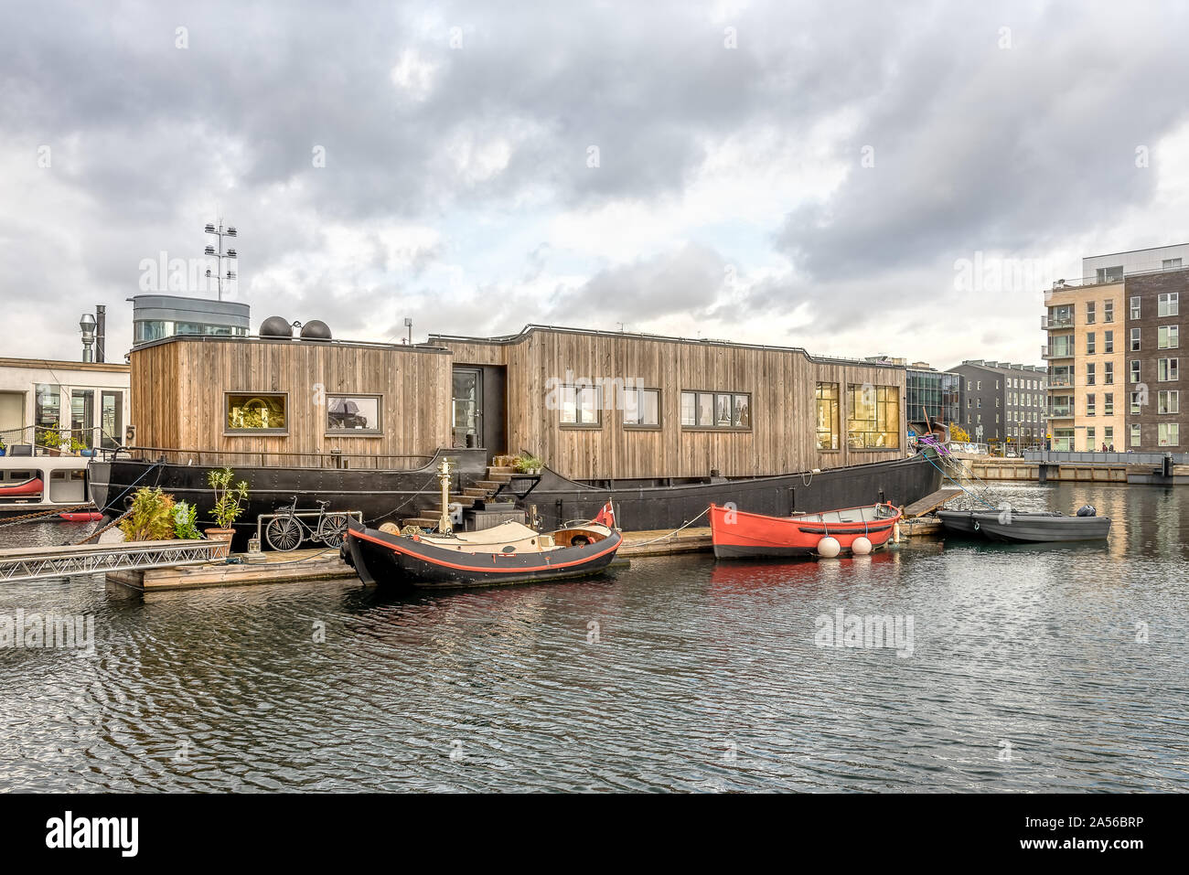 Maison Carrée construite sur un landau, une péniche moderne dans le sud port de Copenhague Banque D'Images