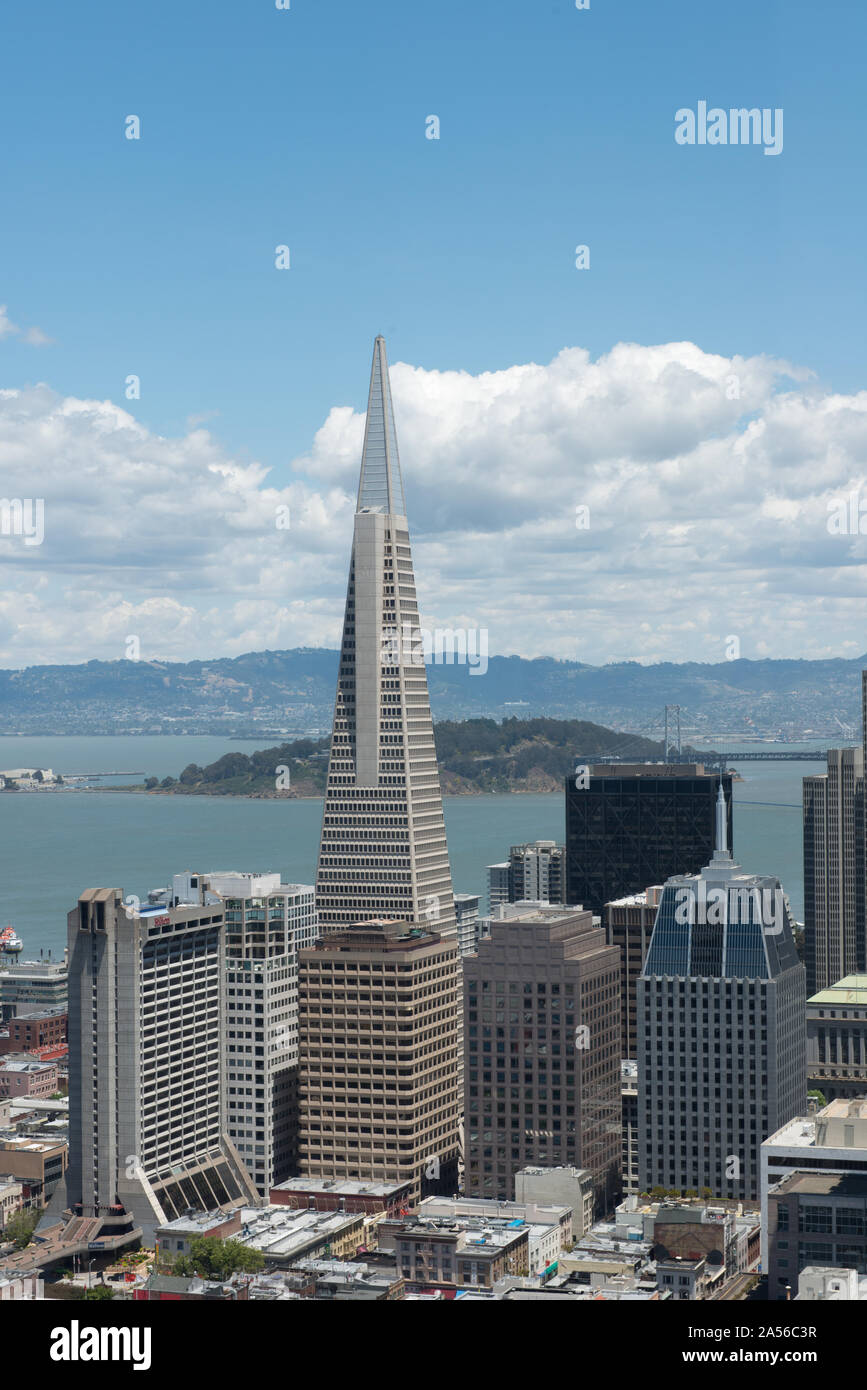 Vue depuis le sommet de la marque de restaurant à l'Hôtel Intercontinental Mark Hopkins situé sur Nob Hill, San Francisco, Californie Banque D'Images