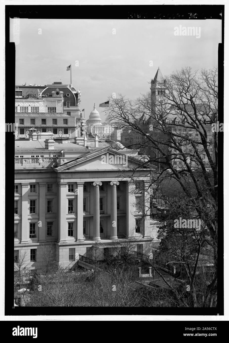 Voir à partir de la Maison Blanche montrant United States Treasury Building avec U.S. Capitol à distance Banque D'Images