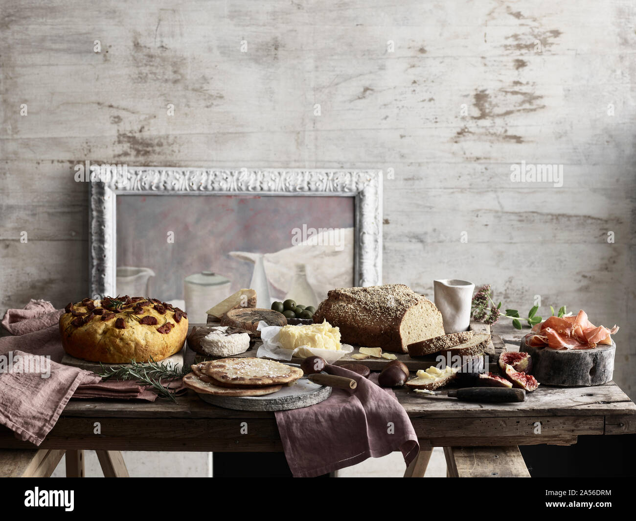 Propagation de pain, fromage, figues et jambon sur la table Banque D'Images