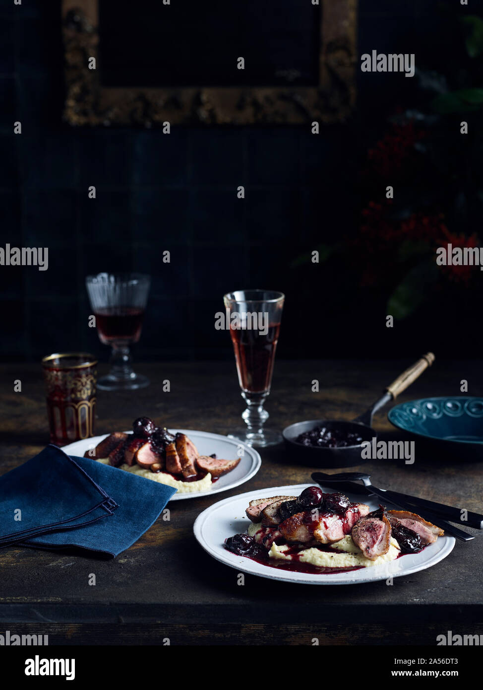 Canard rôti avec purée de céleri-rave sauce pinot et cerise Banque D'Images