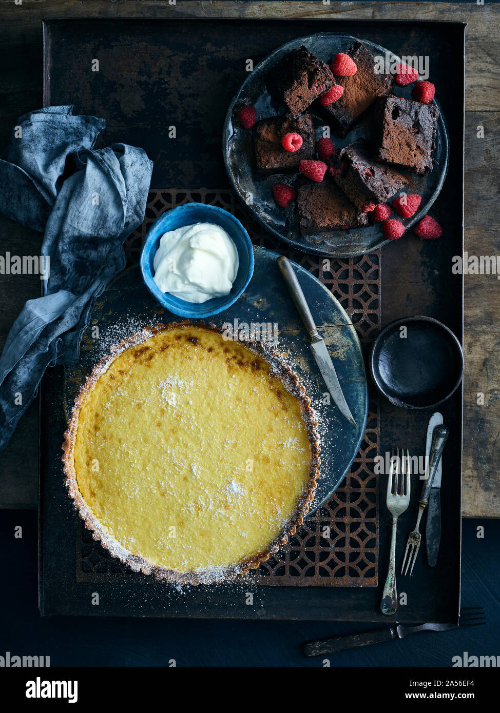 Le lait caillé de citron acidulé et brownies Banque D'Images