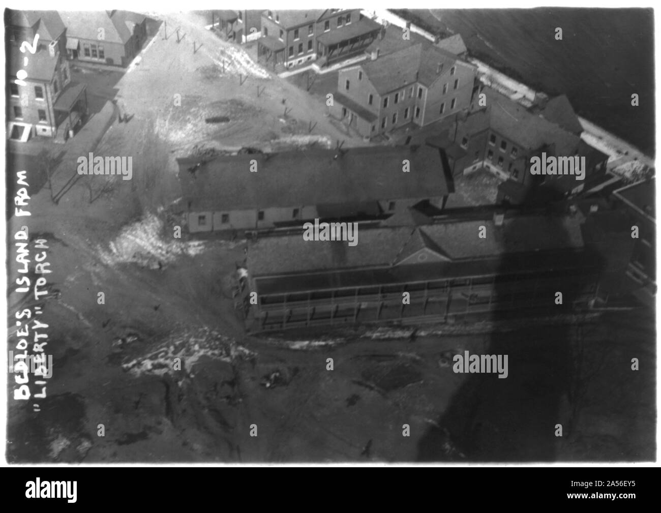 Vue sur l'île de Bedloe à partir de la torche de la Statue de la Liberté Banque D'Images