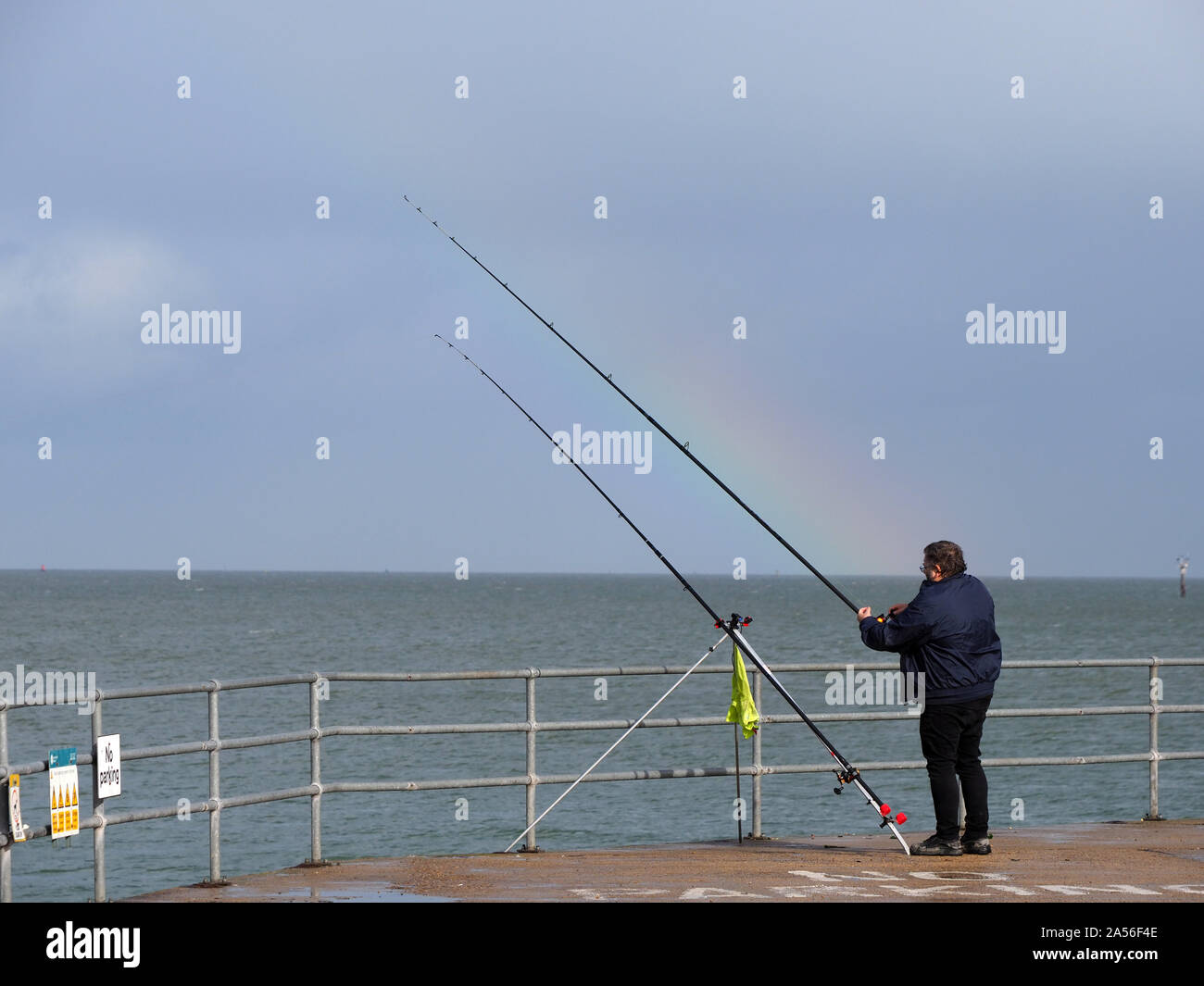 Sheerness, Kent, UK. 18 octobre, 2019. Météo France : un arc-en-ciel entre deux douches dans Sheerness, Kent. Credit : James Bell/Alamy Live News Banque D'Images