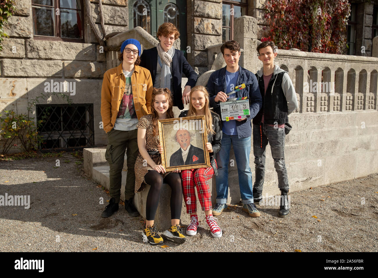 Stein (Allemagne). 18 Oct, 2019. Maximilian Ehrenreich (l-r, Chris), Georg Sulzer (Mario), Lorna zu Solms (Melanie), Lina Hüesker (Ella), Oskar Keymer (Felix Vorndran) et Eloi Christ (Robert) se tenir ensemble pour une photo de groupe pendant le tournage du film 'Hilfe, Ich hab meine Freunde geschrumpft'. Crédit : Daniel Karmann/dpa/Alamy Live News Banque D'Images