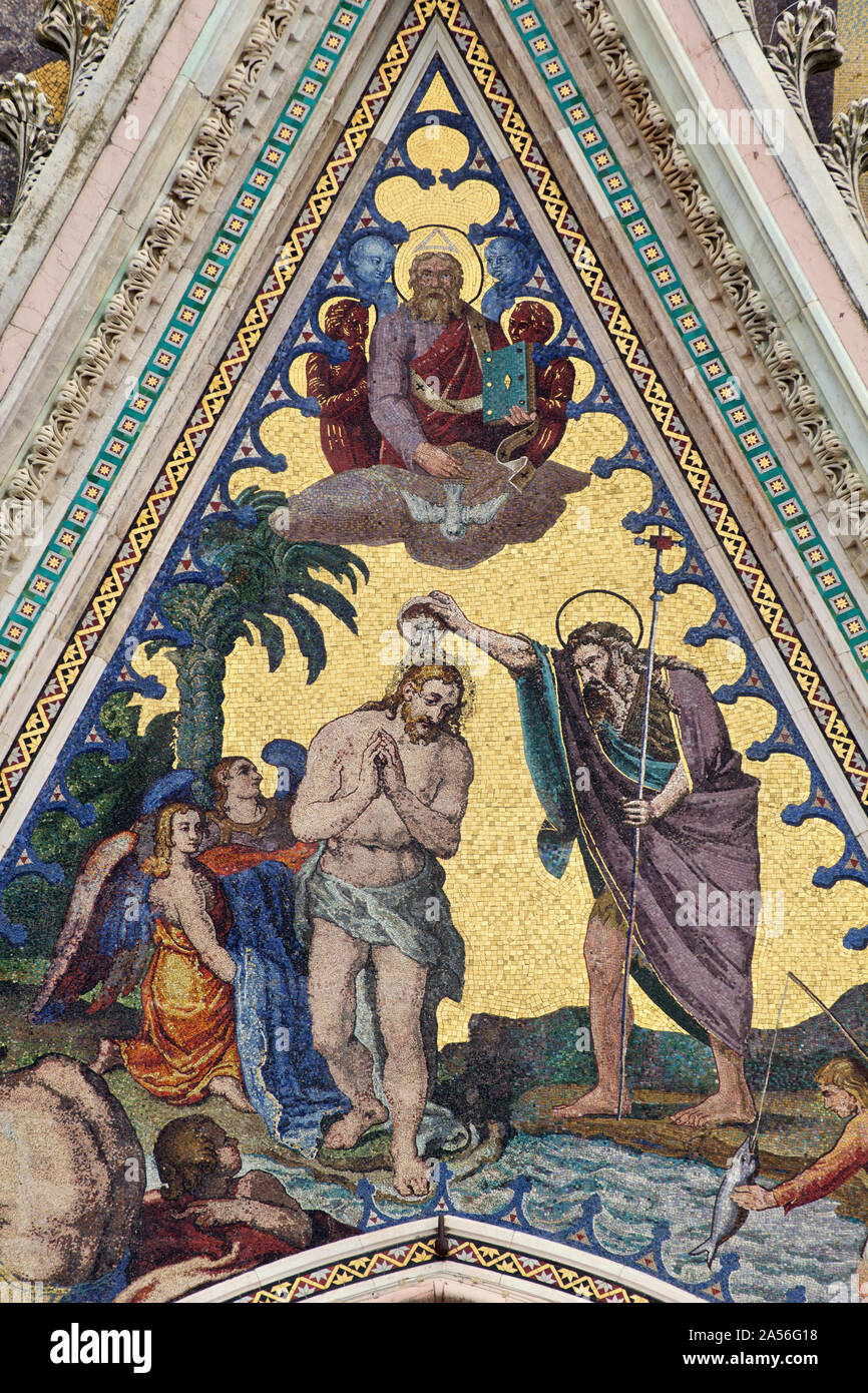Le Baptême du Christ, mosaïque sur la façade de la cathédrale d'Orvieto dédiée à l'Assomption de la Vierge Marie (Duomo di Orvieto) - 14e C Banque D'Images