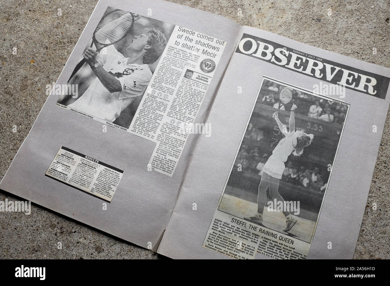 Un album avec des rapports sur le tournoi de tennis de Wimbledon 1988. Banque D'Images