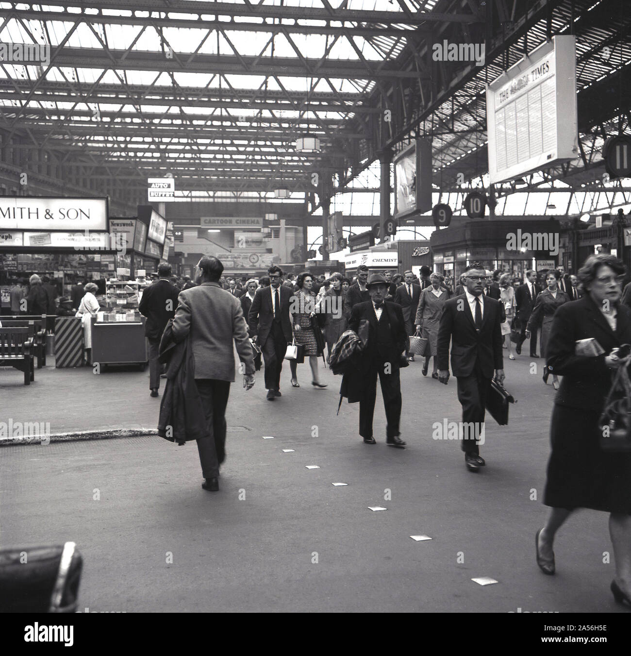 1960,historical, former les usagers à l'intérieur sur le grand hall de la gare de Waterloo, Londres, Angleterre, Royaume-Uni, avec 24 plates-formes, en cette époque, c'était la gare la plus achalandée dans le pays. Banque D'Images