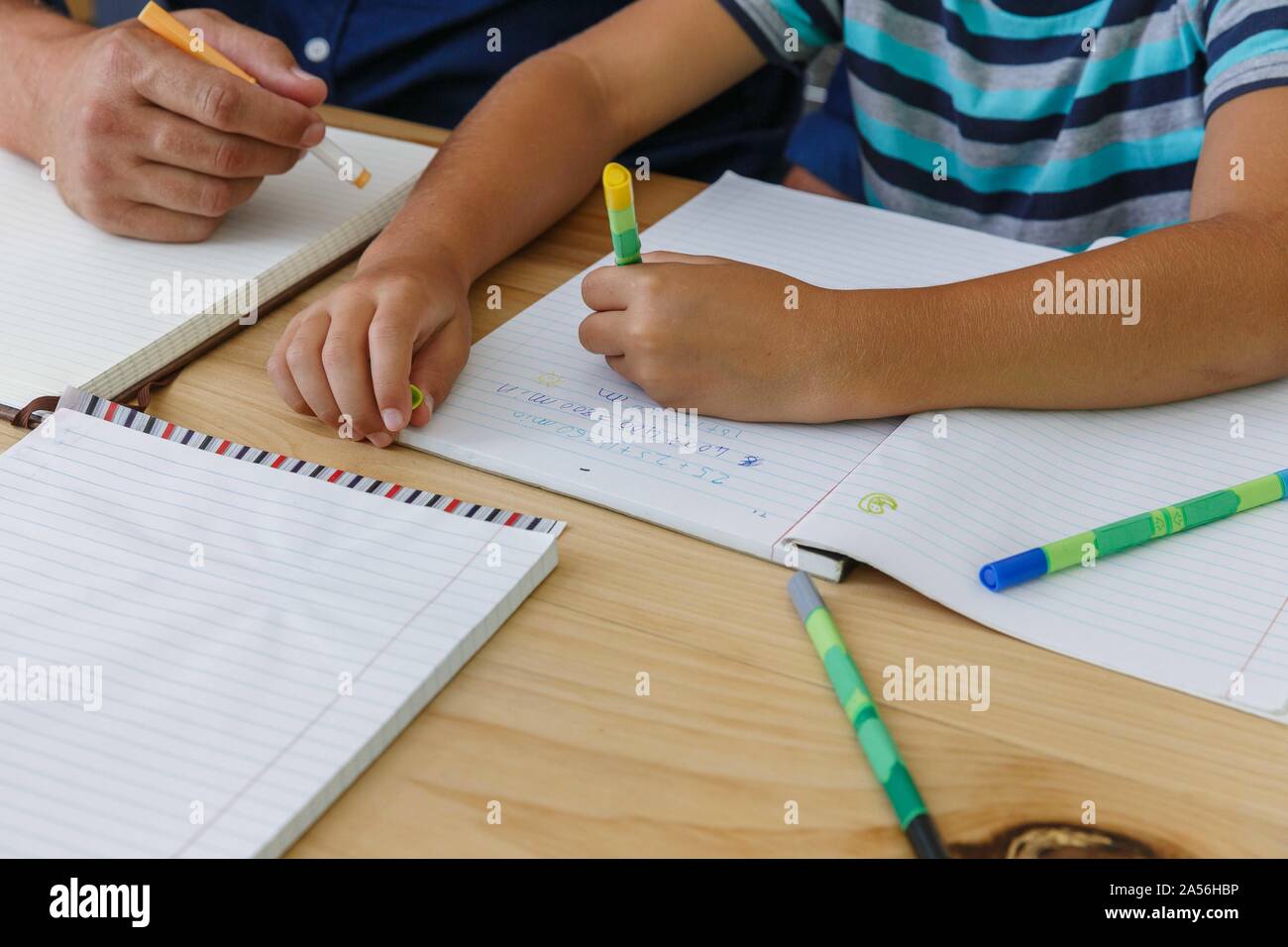 Père Fils aidant à faire leurs devoirs à la maison Banque D'Images