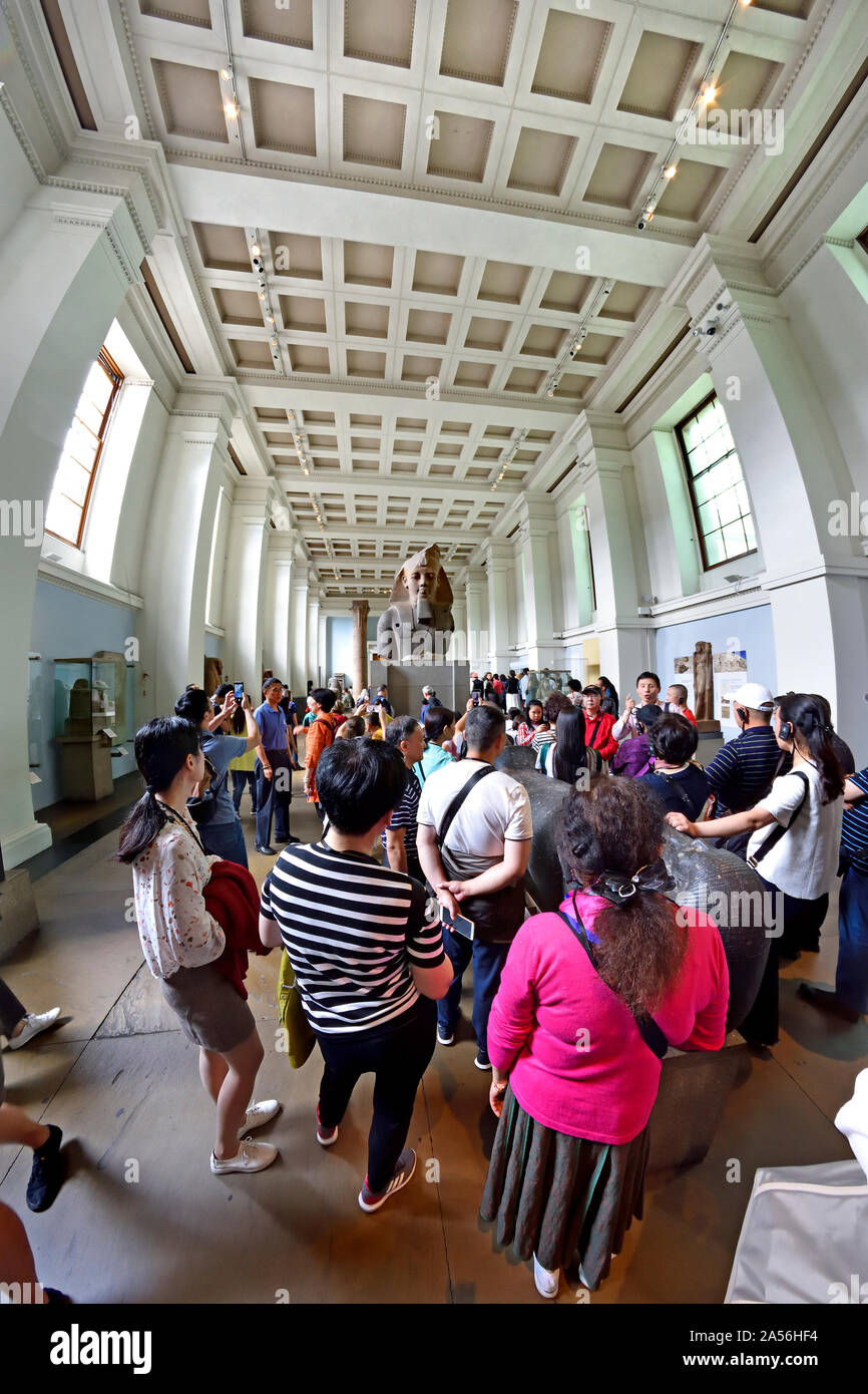 British Museum, Bloomsbury, London, England, UK. Groupe de touristes chinois avec un guide Banque D'Images