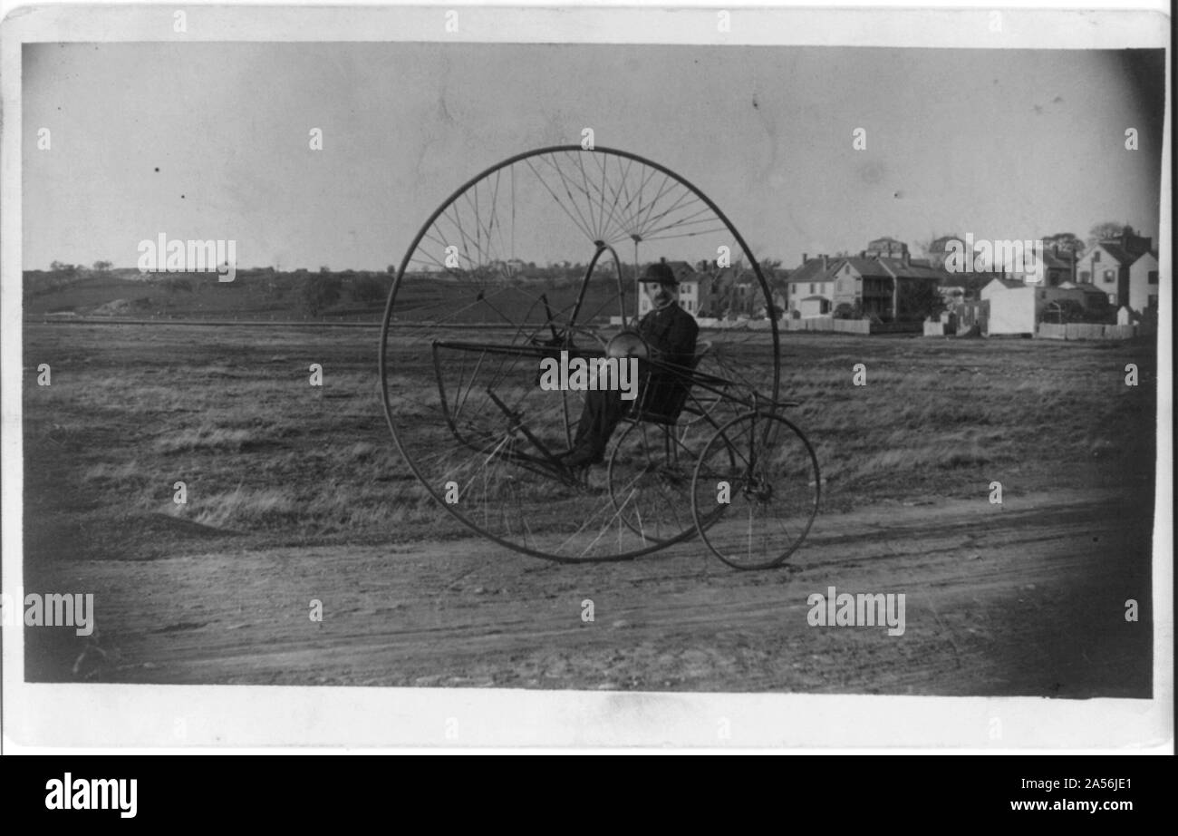 Vue sur le nouveau Oldreive, tricycle ou le nouveau cheval de fer, avec un homme à l'intérieur Banque D'Images