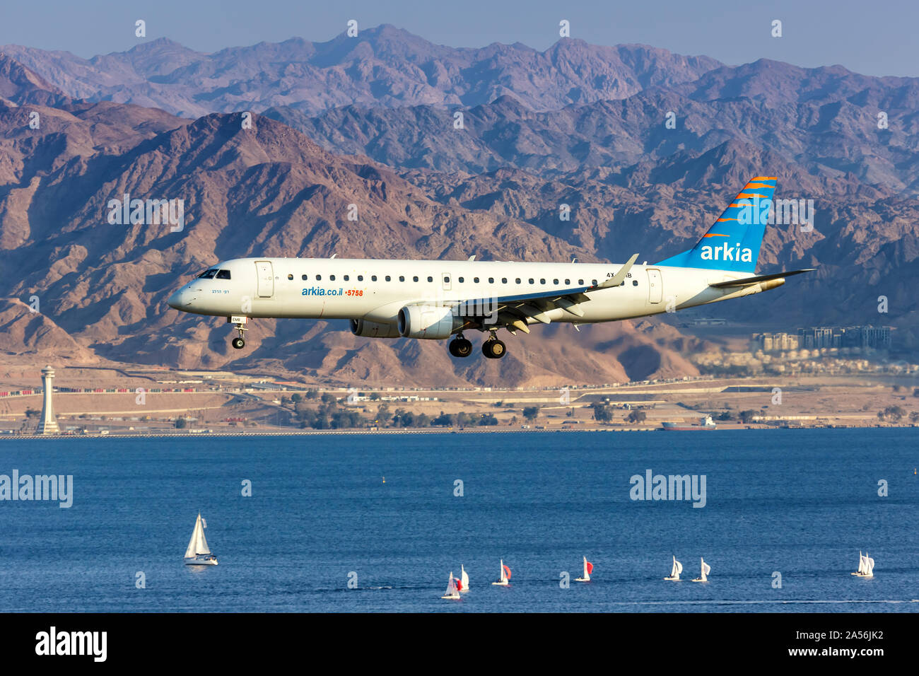 Eilat, Israël - février 21, 2019 : Arkia Embraer 190 avion à l'aéroport d'Eilat (ETH) en Israël. Banque D'Images