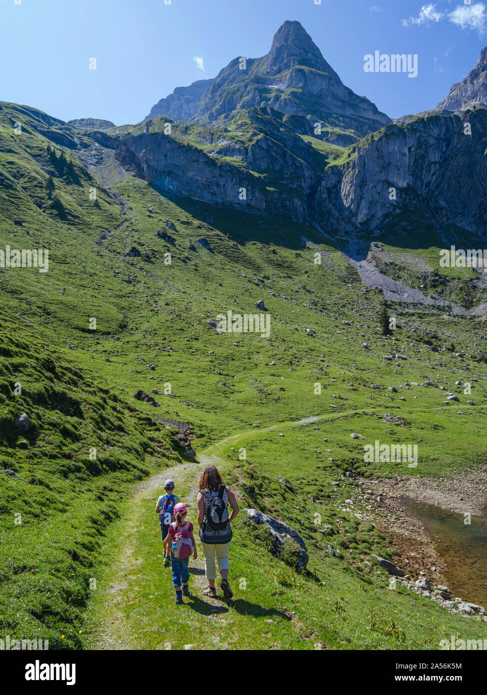 Jeune famille randonnées autour de la Bannalp à Zurich Suisse un jour d'été. Banque D'Images
