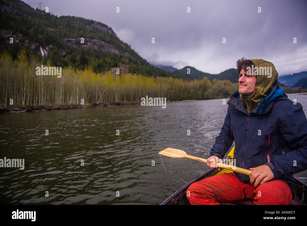 Homme canoë dans la rivière Squamish à Howe Sound, Canada Banque D'Images