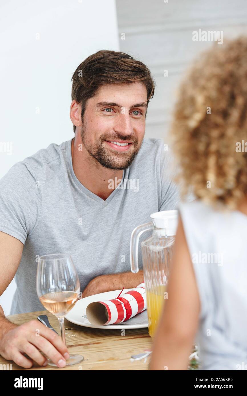 Père écoute attentivement en fille à table à manger Banque D'Images