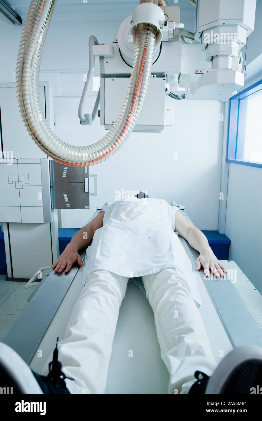 Young male patient ayant un CT scan en radiologie, front view Banque D'Images