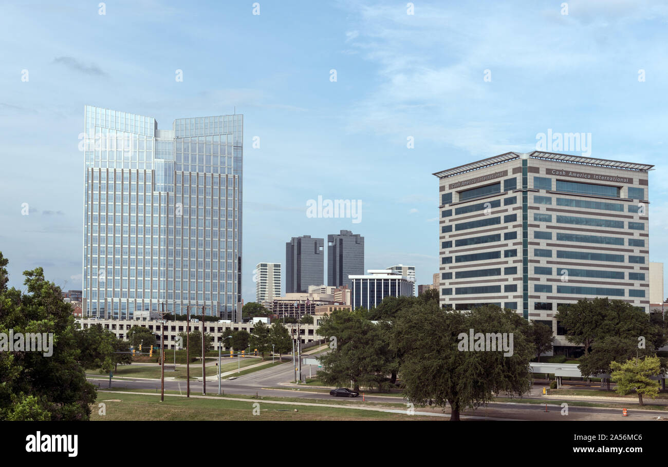 Avis d'une partie de l'Fort Worth, Texas, Skyline, pris sur le nouveau septième Street Bridge, un remplacement de 2013 pour avoir un pont sur la rivière Trinity Banque D'Images